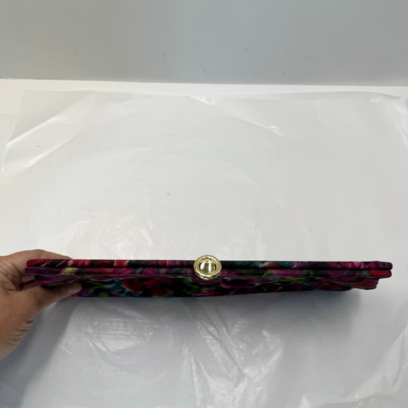 Vintage 60s Clutch Floral Fabric
Lined Gold Tone Clasp. Rectangular Medium - Picture 3 of 8
